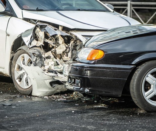 Image of a head on collision accident between two vehicles